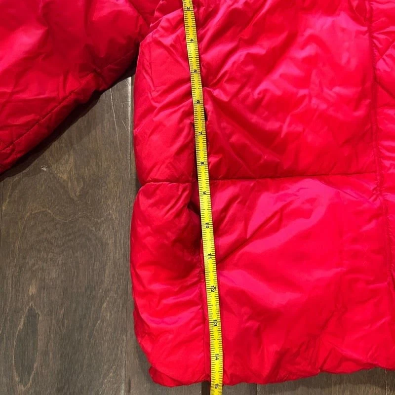 Chaqueta acolchada con capucha roja para mujer BCBGeneration Foto 3 de 4
