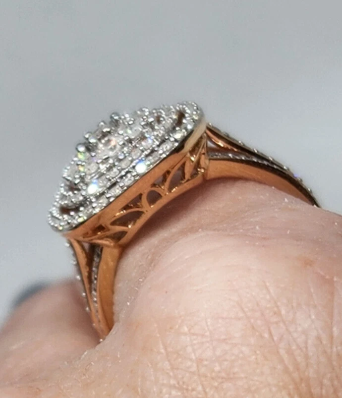 Brillante anillo de diamantes con halo de oro rosa de 10 K de 1 CTTW Foto 2 de 4