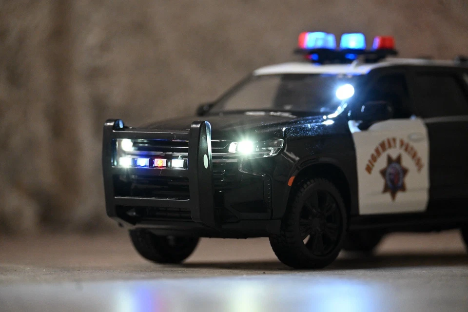 1:24 LED Chevrolet Tahoe CHP California Highway Patrol POLICE - Imagen 3 de 4