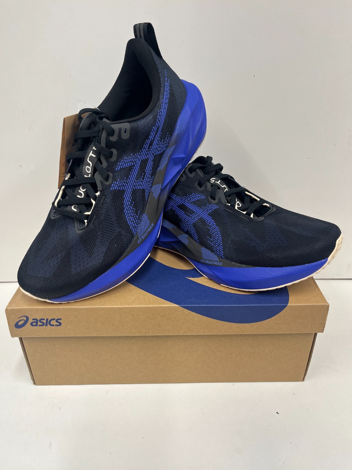 ASICS Novablast 5 -- Men's Running Shoes -- NEW
