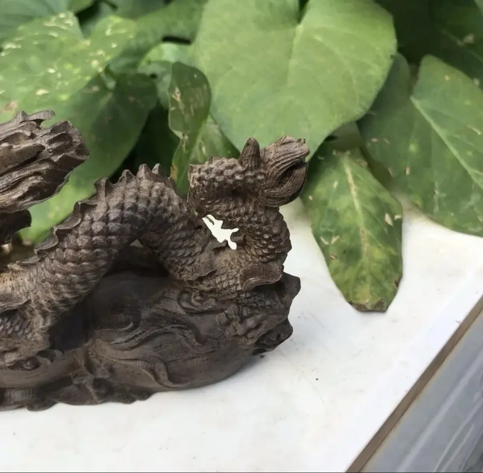 Dragón tallado en madera de agar vietnamita, una pequeña casa de escritorio Foto 4 de 4