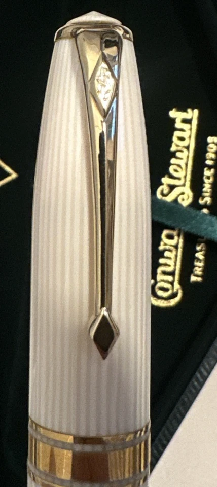 Pluma Estilográfica Conway Stewart Serie 100 Caseína Crema con Borde Dorado Plumín Fino 117/300 Foto 3 de 4