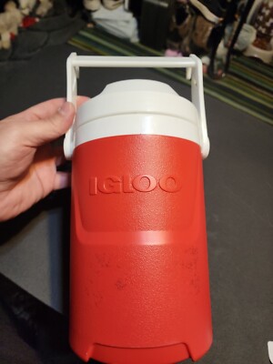 Igloo Sport 1/2 Gallon 64 oz Thermos Sport Red And White with hooks