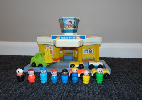 Vintage Fisher Price Little People Airport 1980 + 4 Cars, 8 Figures, Forklift - Picture 2 of 20