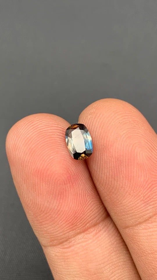 A rare 0.85-carat axinite from Pakistan - Image 4 of 4