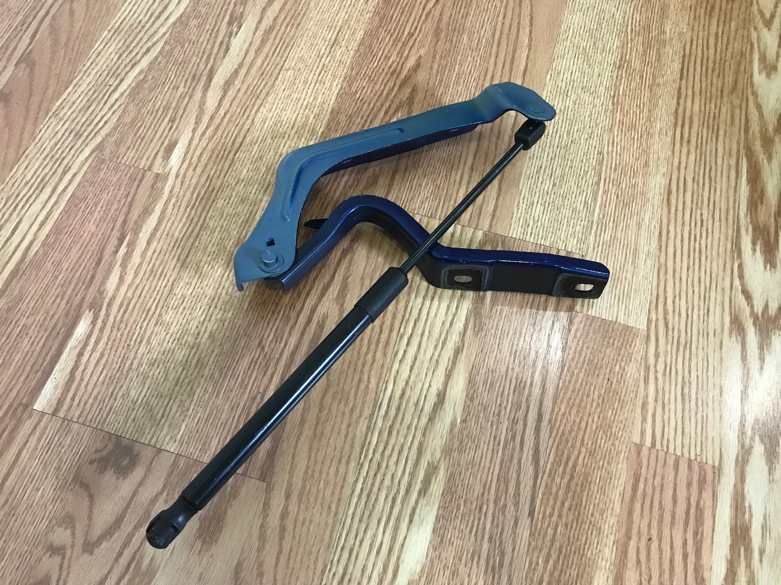 ✝️MASERATI GHIBLI QUATTROPORTE LEVANTE LEFT HOOD HINGE SUPPORT BRACKET 670001873