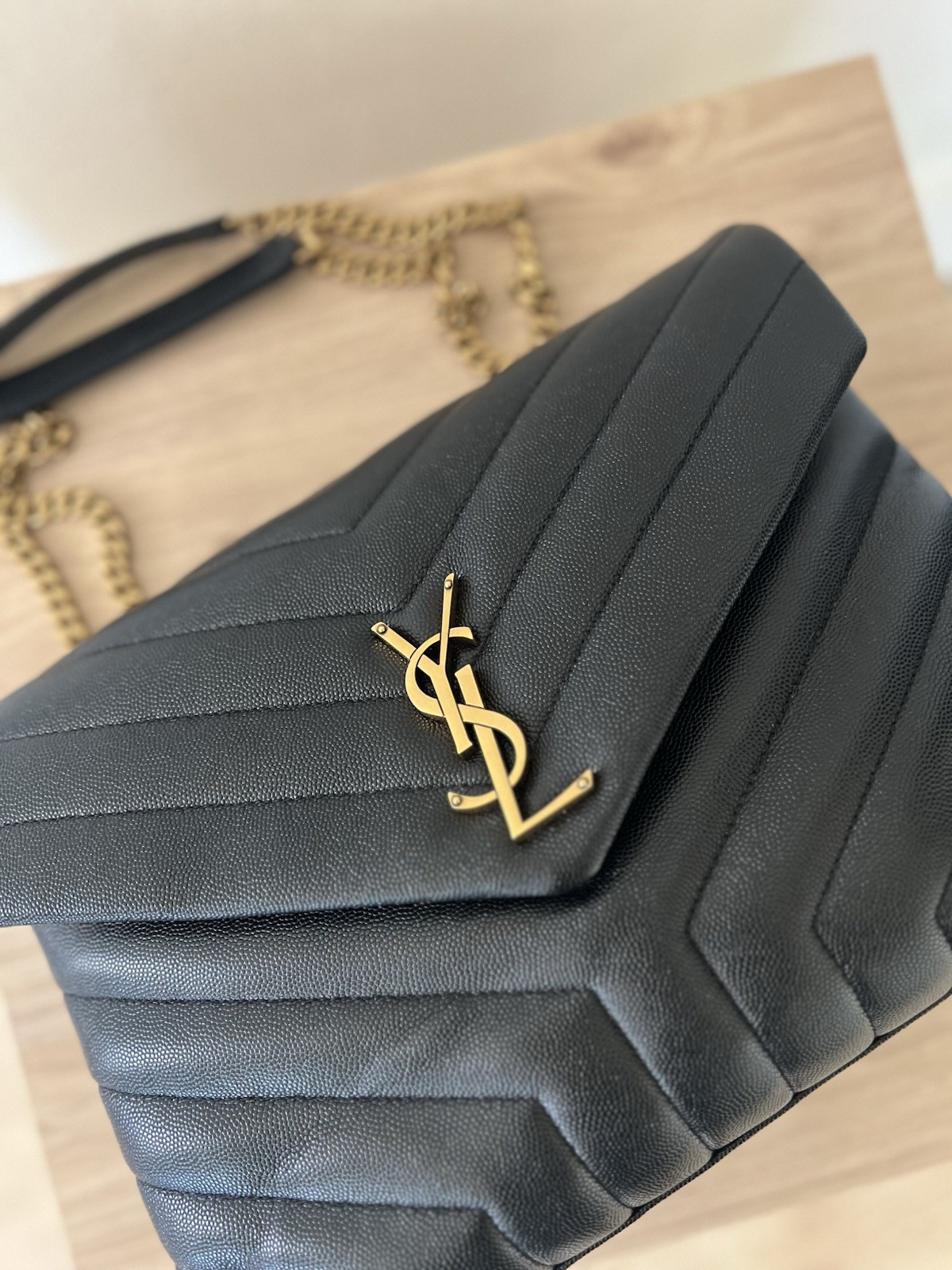 Catena vintage Saint Laurent LouLou Medium in pelle di vitello nera e ottone