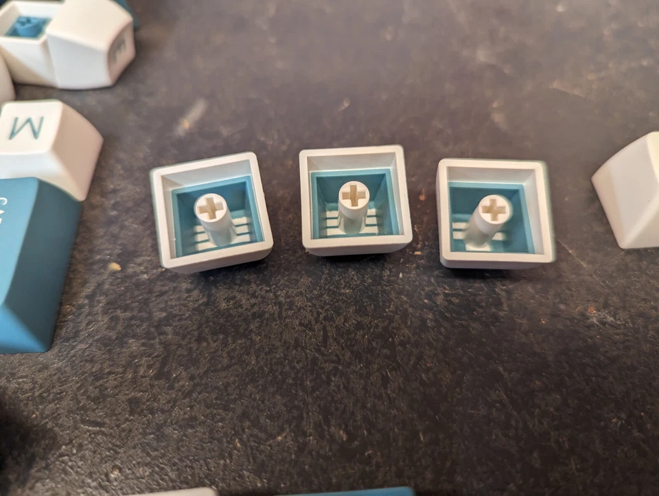 Double shot blue and white keycaps - Image 4 of 4