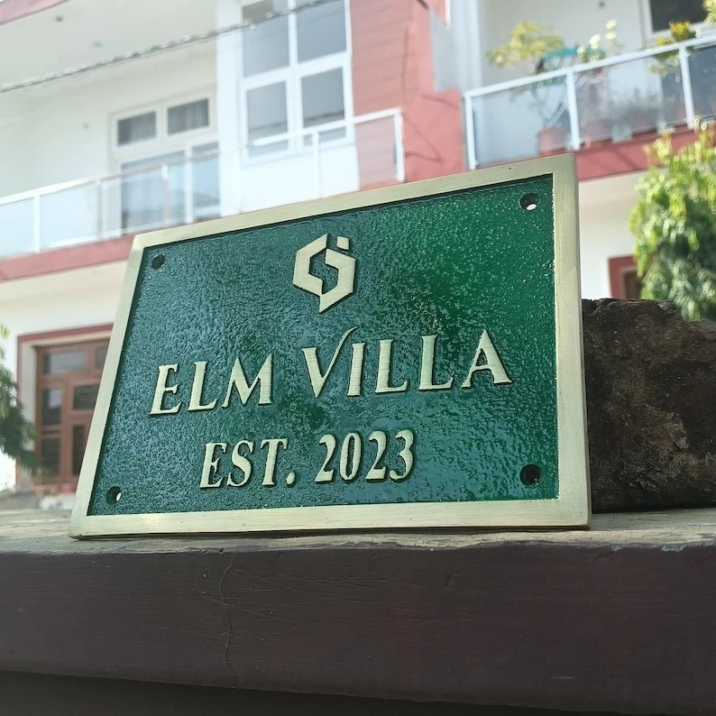 Placa de dirección de latón personalizada: placa de dirección de latón de fondo verde tradicional Foto 2 de 4