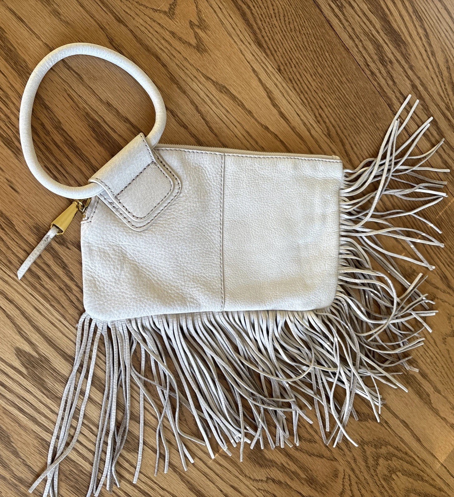 Muñequera HOBO Sable con flecos beige cuero granulado