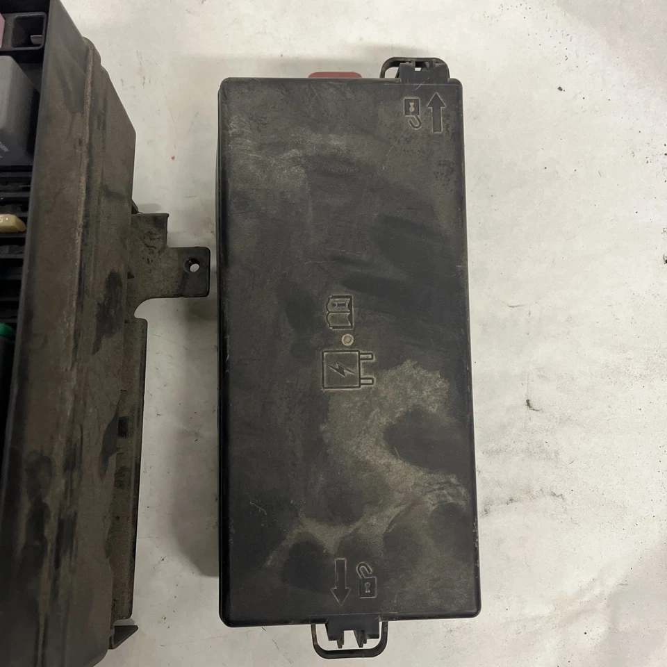 Conjunto de caja de fusibles de motor Ford Mustang 2007-2008 OEM Foto 3 de 4