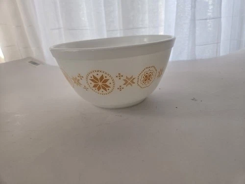 vintage Pyrex Town & Country mixing bowl.