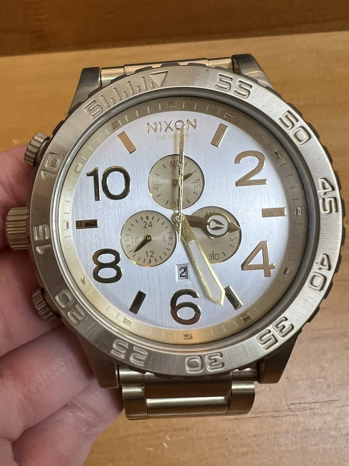 Reloj Nixon Cronógrafo Tono Dorado Hombre Cara Grande Zurdo Foto 2 de 4