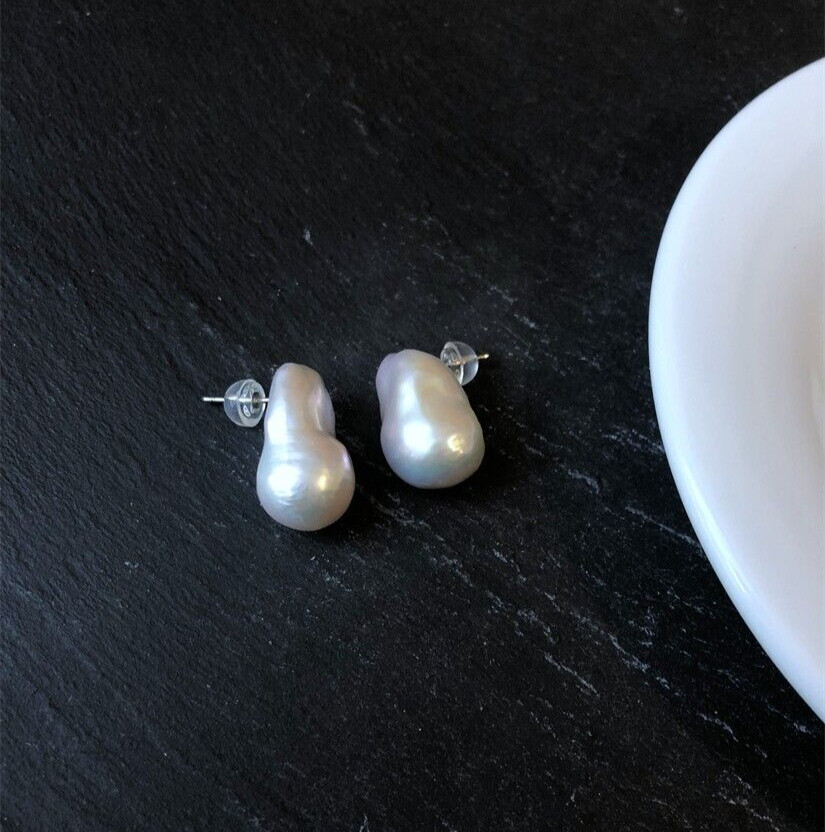 Clous bouclés d'oreilles chic perles baroques flammées irrégulières blanche pour femme