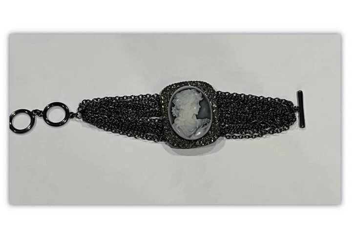 Pulsera camafeo gris metal pistola con cadena ahumada multicapa colección fuera del parque Foto 2 de 3
