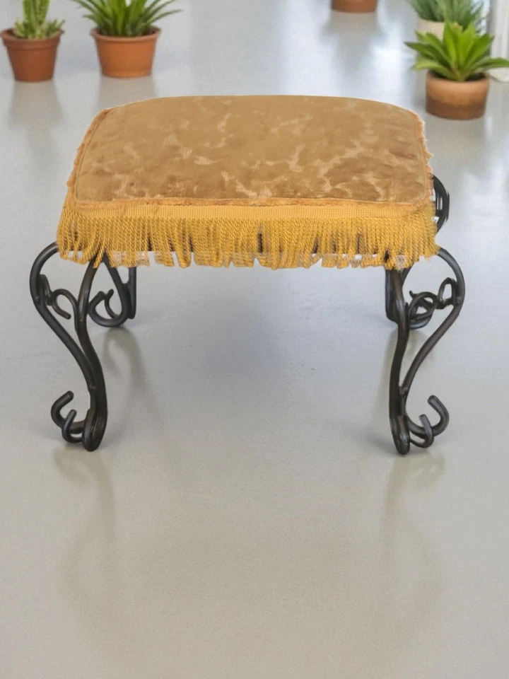 Banco superior tapizado de hierro forjado estilo gótico español vintage Foto 2 de 4