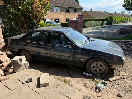 alfa romeo classic car 164 barn find, no MOT, fixer upper - Picture 1 of 15