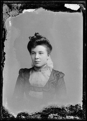 Photo:Unidentified Woman Portrait Victorian Era c1873-1916