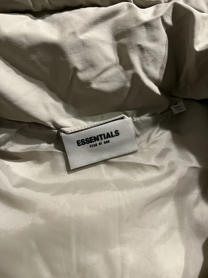 Chaqueta acolchada Essentials Fear of God en beige talla mediana Foto 3 de 4