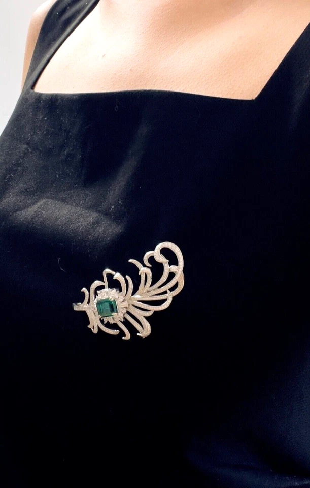 Broche/colgante retro enchapado en oro blanco con forma de pluma de 3 quilates creado en laboratorio Foto 4 de 4