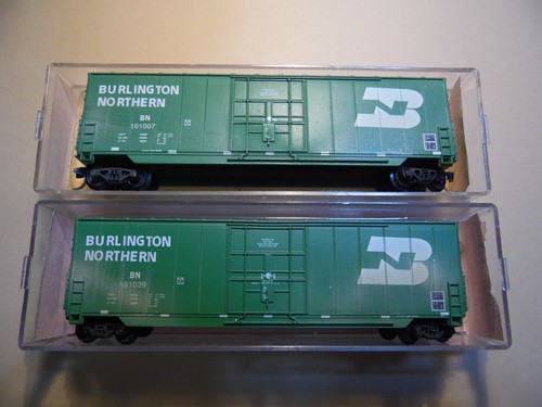 N - Roundhouse 8433 - 2 Stück - 50' FMC Boxcar, BN (light weathered) LN M-M cpl