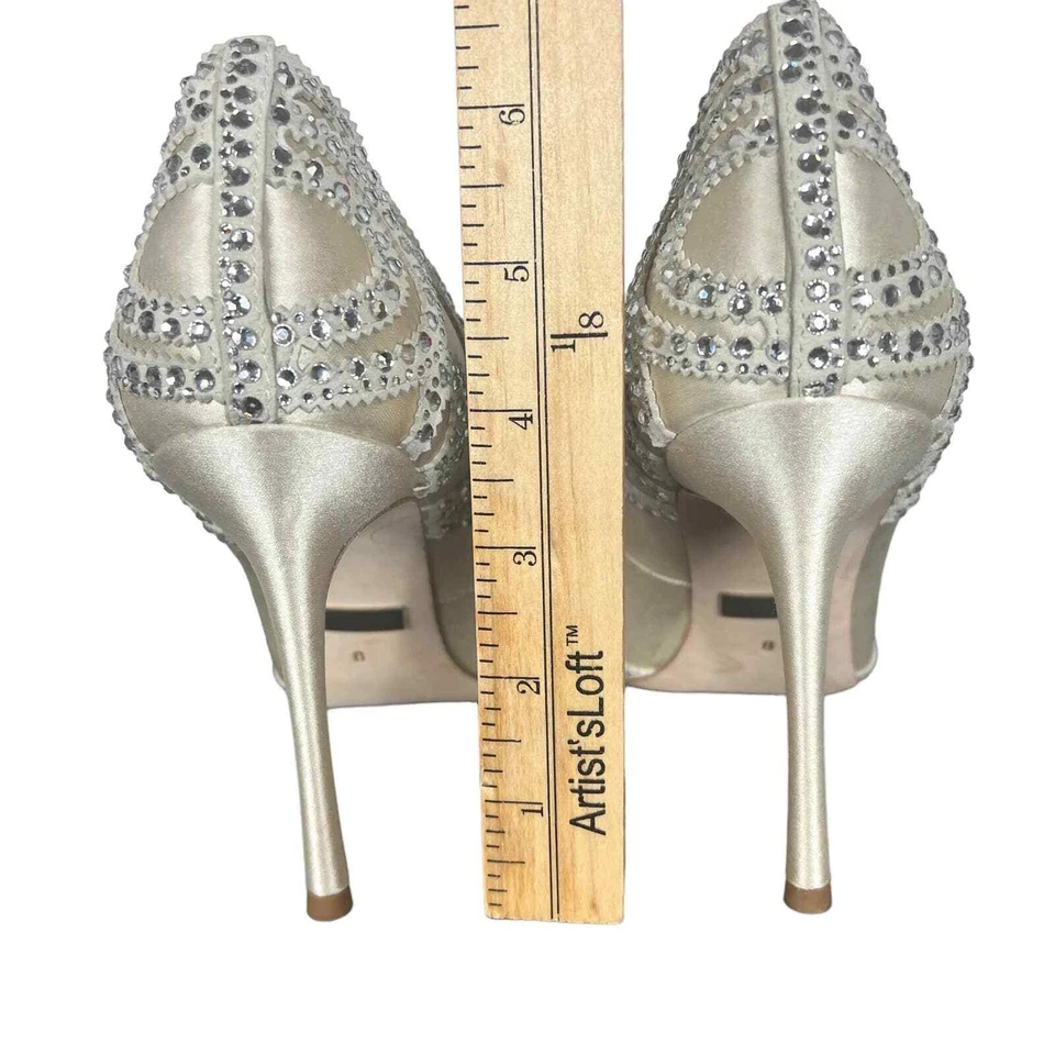 ZAPATOS DE NOCHE BADGLEY MISCHKA ROUGE EMBELLECIDOS MARFIL SATINADO TALLA 8 NUEVOS SIN CAJA Foto 3 de 4