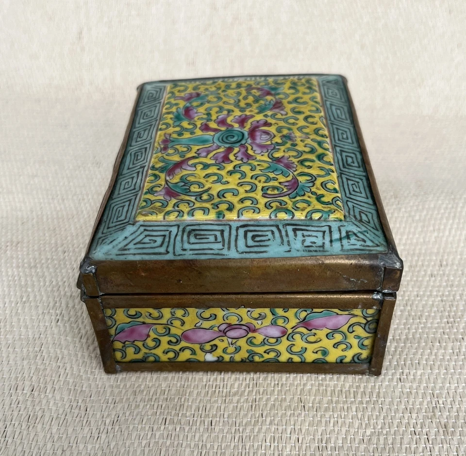 Una caja china de esmalte de porcelana molida amarilla, antigua, siglo XIX Foto 4 de 4