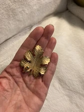 Vintage gold tone Giovanni textured shiny leaf pin brooch pin fall foliage (S2)
