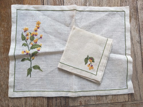 Vintage Hand Embroidered Yellow Pea Flower Cross Stitch Tray Cloth & Serviette - 第 1/4 張圖片