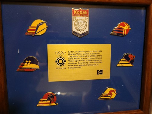 1984 Sarajevo Winter Olympic Games KODAK Set Of 7 Pins In Glass Frame W/Box - Picture 3 of 5