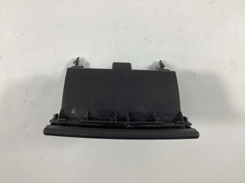 Cenicero Mercedes Benz C300 2011-2015 consola central trasera A2048100130 OEM. Foto 4 de 4