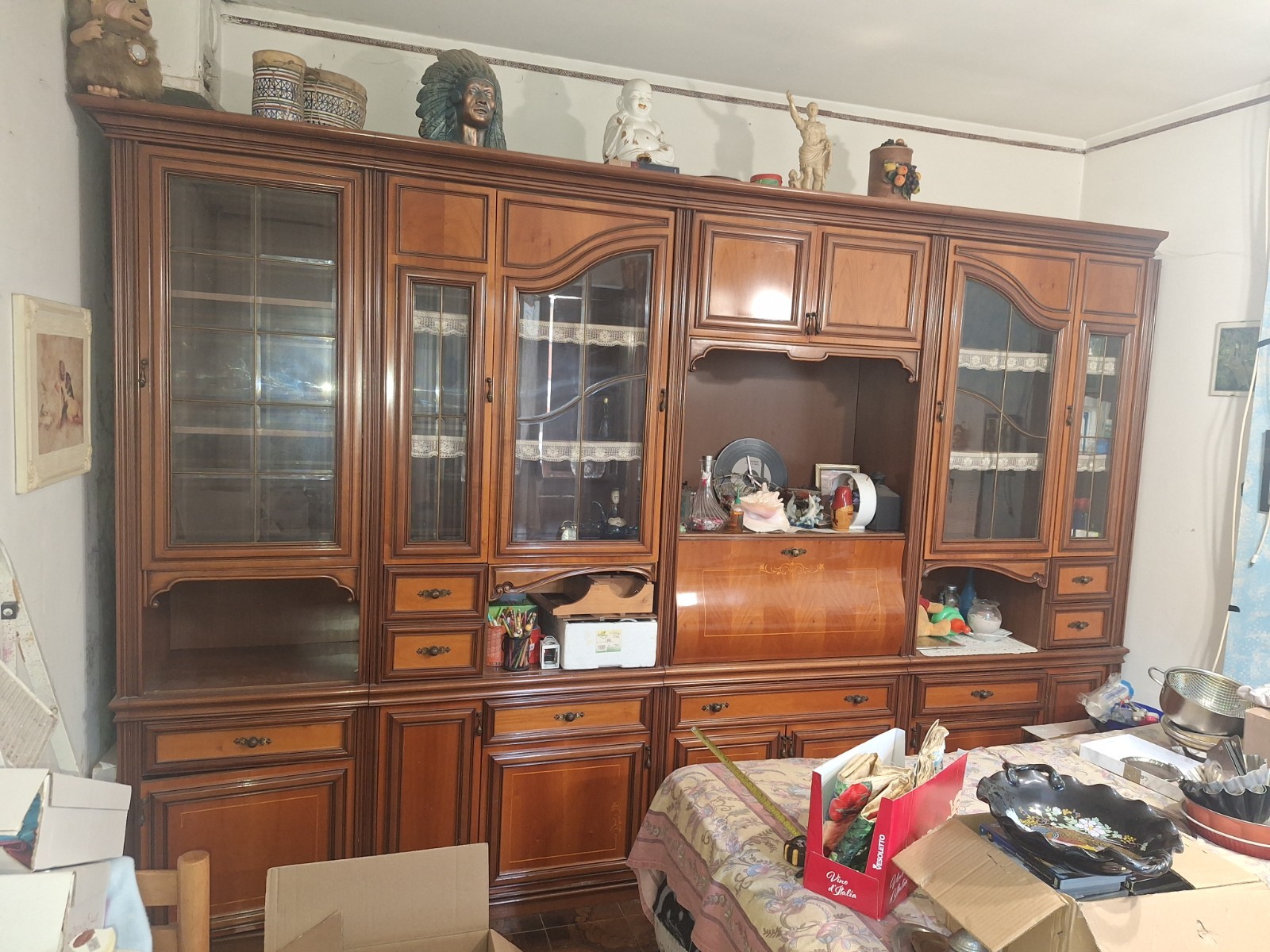 Credenza grande marrone in legno e vetro con vetrina, cassetti e ripiani