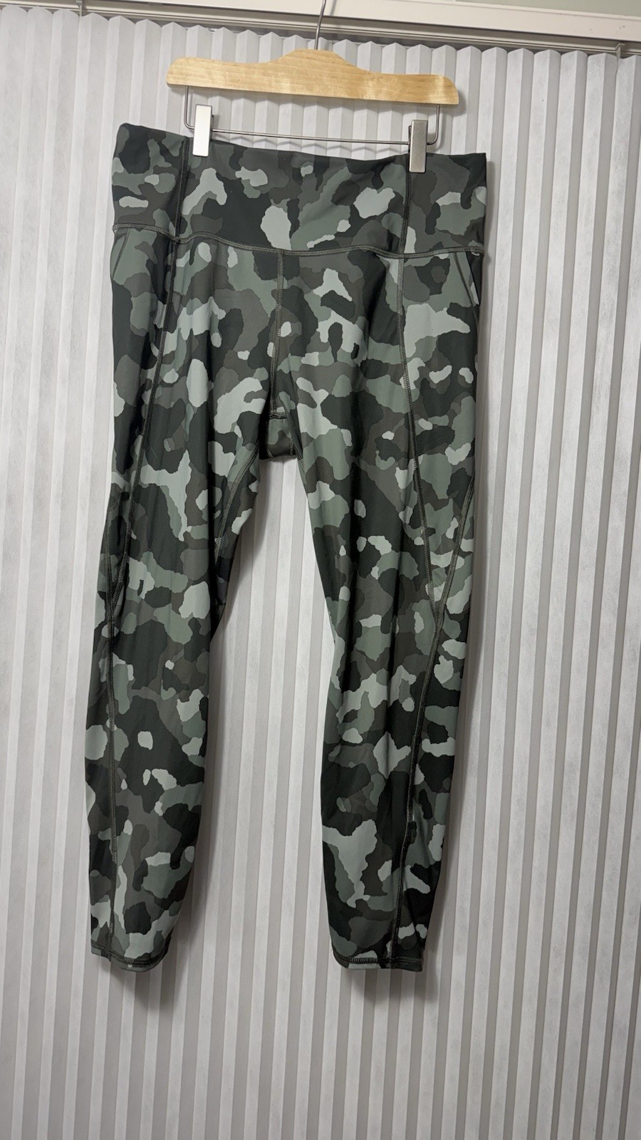 Athleta Lightning Camo 7/8 Tight Size Large Yoga Sport Pockets