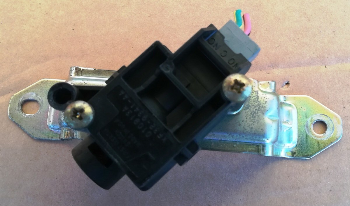 MAZDA TRIBUTE 2000 07 TRIBUTE FUEL PUMP INERTIA SWITCH 010913A