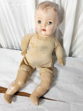 Antigua muñeca embrujada de aspecto espeluznante gritos de miedo un grito extraño ruido Alemania