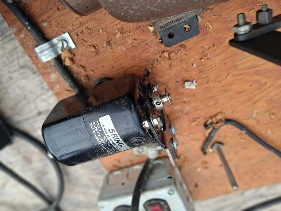 MÁQUINA DE COSER INDUSTRIAL UNION SPECIAL 39500 A 3 HILOS PEDAL MOTOR 5 ANILLOS Foto 3 de 4