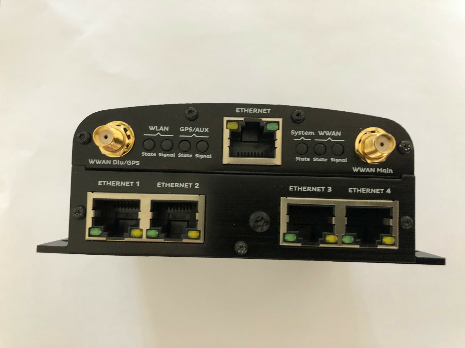 CloudGate LTE WW passerelle 4G avec 4 ports Ethernet et antenne