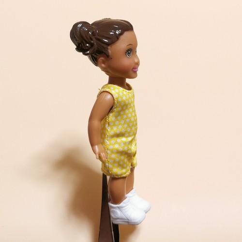 Mattel Barbie Skipper Babysitter KELLY AA DOLL 4" Girl Figure 2018 Yellow Jumper - Picture 2 of 5
