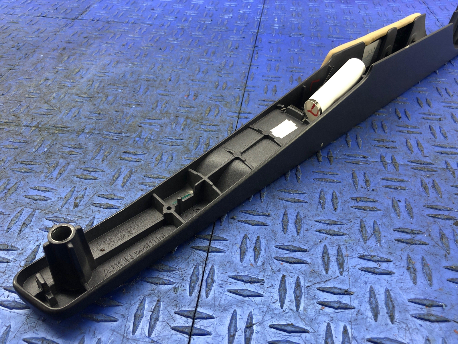 2006-2018 ASTON MARTIN VANTAGE FRONT LEFT DOOR HANDLE ARMREST BEIGE 4G43-24105