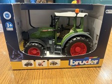 Bruder Spielzeug 02180 Fendt 211 Vario Bulldog Schlepper Traktor Trecker  Neu