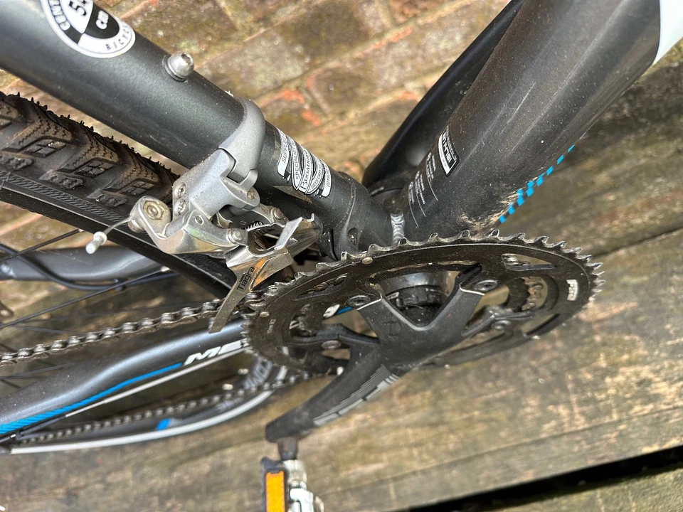 Bicycle - Merida - CX300 - Excellent Condition - Dk .Grey  Blue and white  - Image 4 of 4