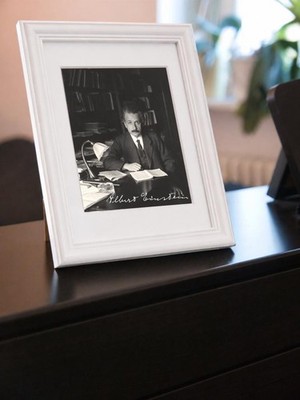 Repro-Autogramm - Albert Einstein in seinem Büro - Gerahmt - Genie