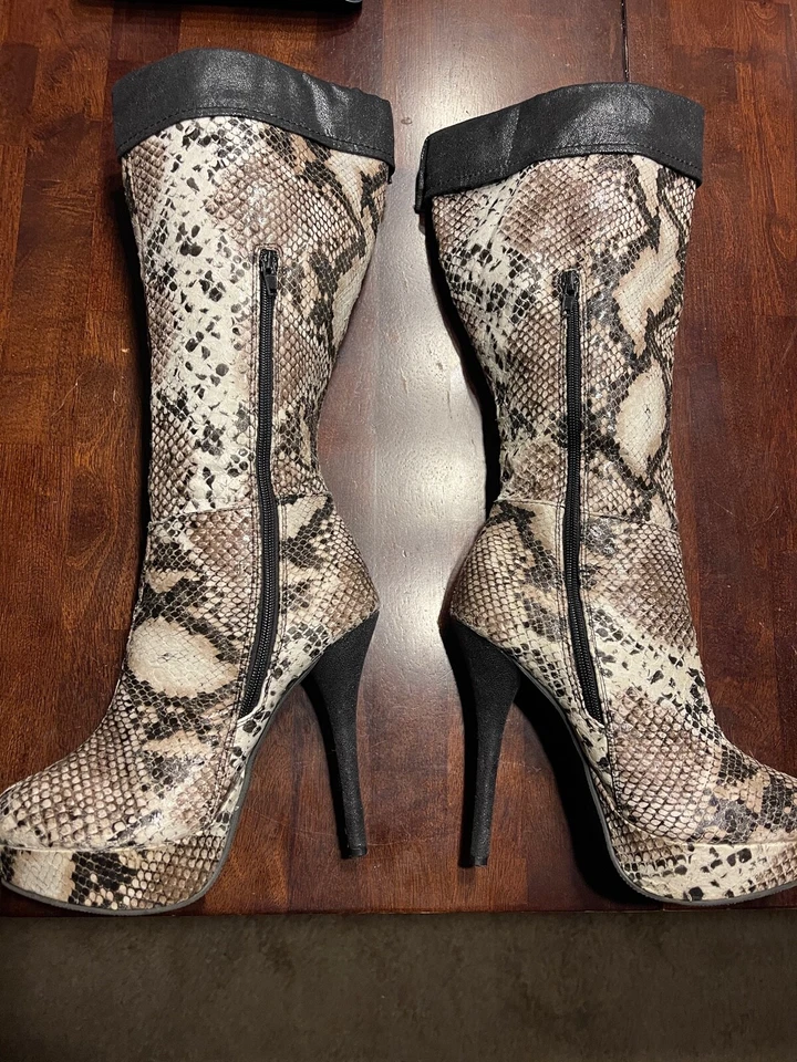 Bota Charlotte Russe imitación piel de serpiente tacón punta punta para mujer (talla 8) - Usada en Excelente Condición! Foto 2 de 4