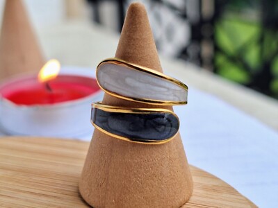 Offener goldener Ring, mit schwarzem weißem Perlmutt, elegant und minimalistisch, verstellbar