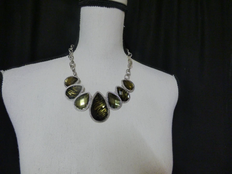 Collar llamativo estampado tropical/animal azul/verde Style&Co Foto 4 de 4