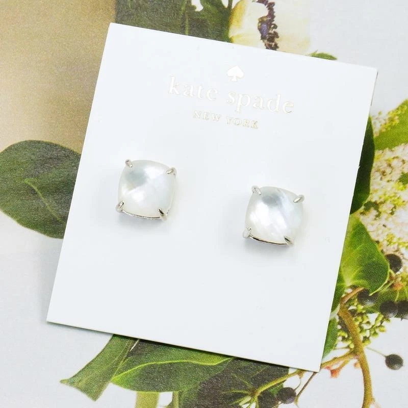 BRINCOS QUADRADOS KATE SPADE NOVO COM ETIQUETAS US$ 38 PRATA CREME MADREPÉROLA MINI - Imagem 3 de 4