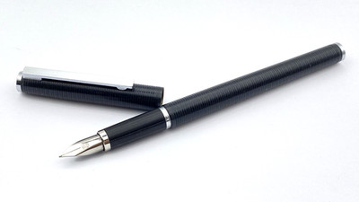 VINTAGE PELIKAN SIGNUM FÜLLFEDERHALTER IN GERIPPT MATT SCHWARZ STAHL FEINFEDER GERMANY