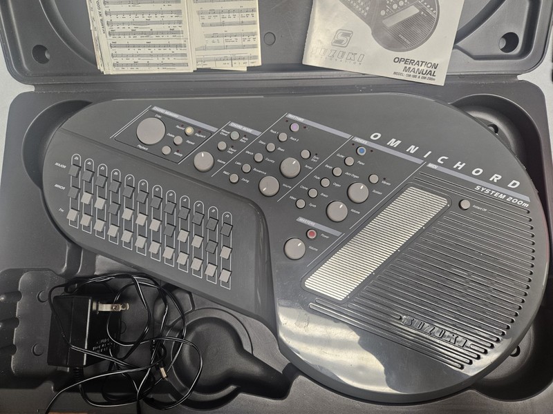 SUZUKI Omnichord System 200m Keyboard Synthesizer with hard case and instruction