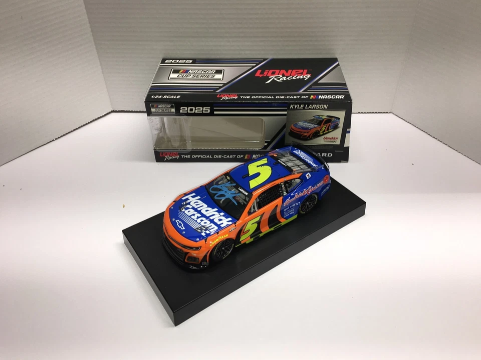 Chevy 1/24 HENDRICKCARS.COM AUTOGRAFIADO POR KYLE LARSON #5 RETROCESO 2025 Foto 3 de 4