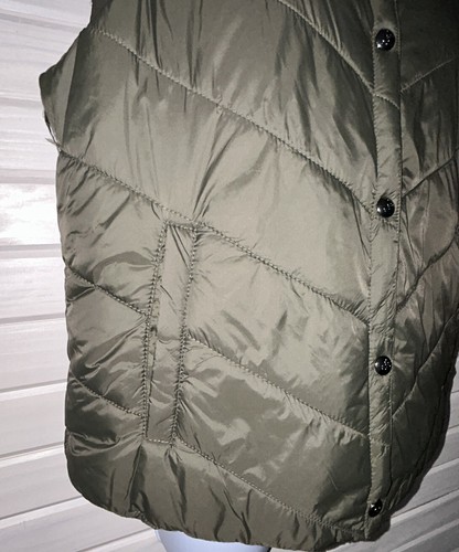 Gilet imbottito Sam Edelman taglia GRANDE raso verde oliva trapuntato a scatto sul davanti nuovo con etichette - Foto 5 di 13